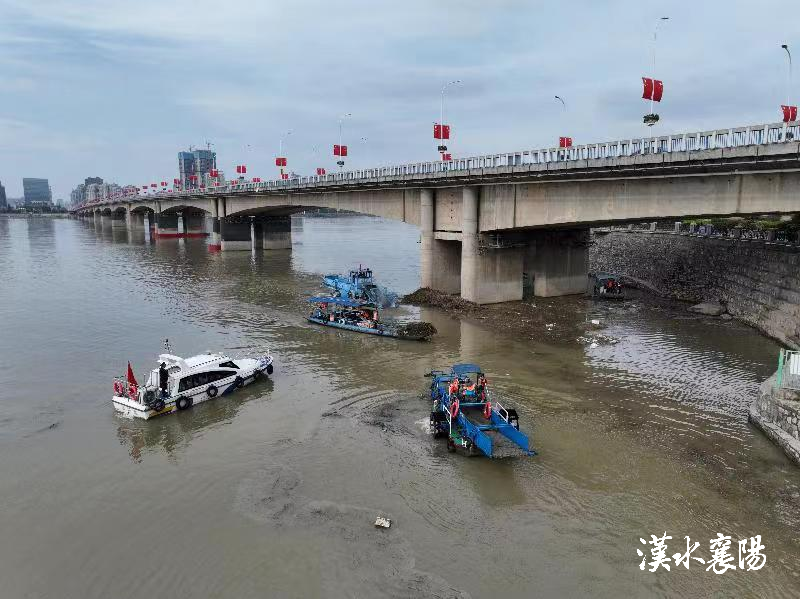 “每天打捞垃圾近40吨”！清漂保洁护一江碧水(图1)